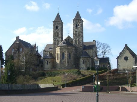 Sint Odilienberg NL : Kerkplein, Romanische Basilika-Kath. Pfarrkirche der Heiligen Wiro, Plechelmus und Otgerus